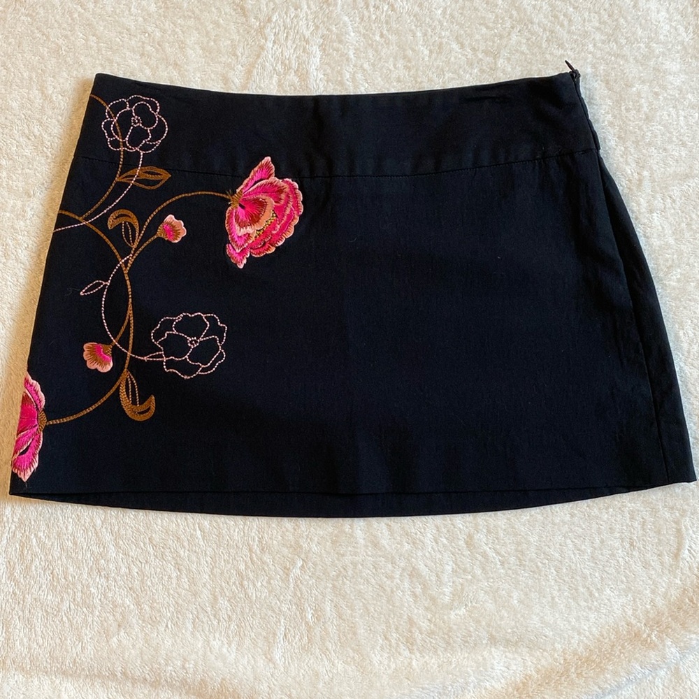 Black guess collection mini skirt. Size 4.
